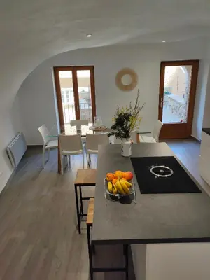 Cuisine ou kitchenette dans l'établissement Les voûtes de Pascaline, vue mer et montagne, Lama
