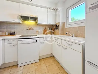 Cuisine ou kitchenette dans l'établissement La Roseraie Calvi, bord de mer