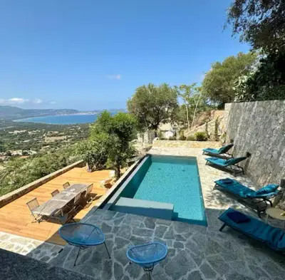 Piscine de l'établissement Maison de village atypique A Cappella ou située à proximité