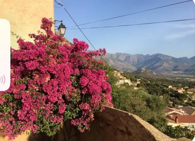 Vue générale sur la montagne ou vue sur la montagne depuis la maison de vacances