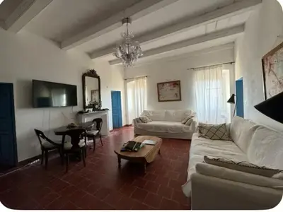 Télévision ou salle de divertissement dans l'établissement Maison de village atypique A Cappella
