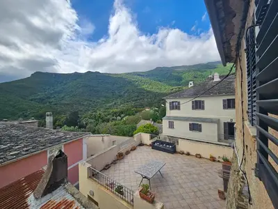 Vue générale sur la montagne ou vue sur la montagne depuis la villa