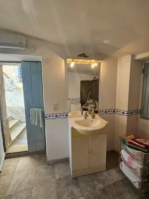 Salle de bains dans l'établissement Jolie maison de village- Cap Corse Pietracorbara
