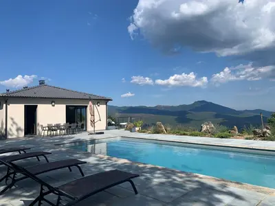 Vue générale sur la montagne ou vue sur la montagne depuis la maison de vacances