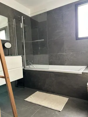 Salle de bains dans l'établissement Villa H