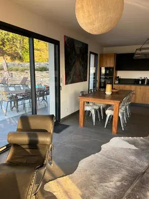 Cuisine ou kitchenette dans l'établissement Villa H