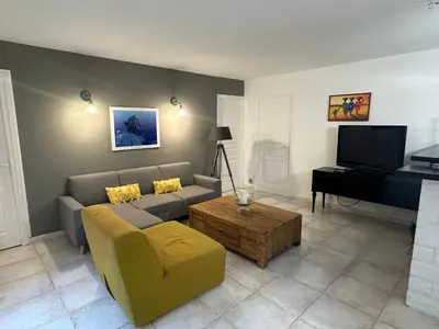 Télévision ou salle de divertissement dans l'établissement Grand appartement spacieux 3 ch Rez de villa a sisco