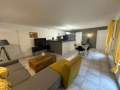 Télévision ou salle de divertissement dans l'établissement Grand appartement spacieux 3 ch Rez de villa a sisco