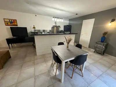 Cuisine ou kitchenette dans l'établissement Grand appartement spacieux 3 ch Rez de villa a sisco