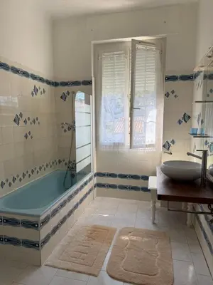 Salle de bains dans l'établissement VILLA PROCHE de la PLAGE, VUE MER avec PARKING