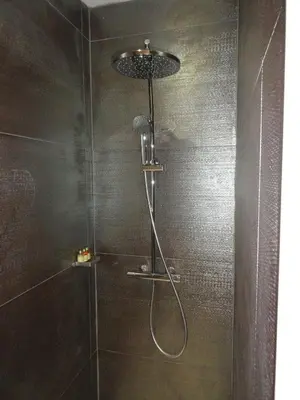 Salle de bains dans l'établissement Domaine La distillerie