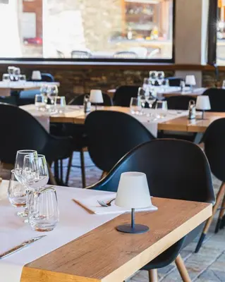 Restaurant ou autre lieu de restauration dans l'établissement Domaine La distillerie