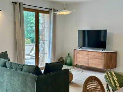 Télévision ou salle de divertissement dans l'établissement Casa di l'Ortu - Villa neuve avec piscine privée chauffée