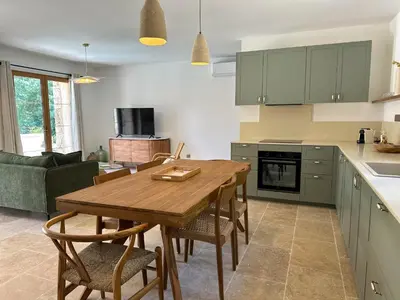 Cuisine ou kitchenette dans l'établissement Casa di l'Ortu - Villa neuve avec piscine privée chauffée