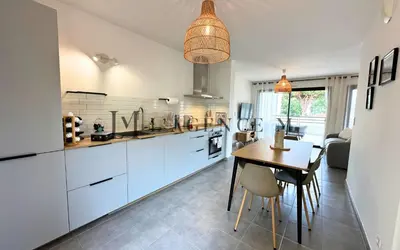 Cuisine ou kitchenette dans l'établissement Appartement Petru Paisible & spacieux