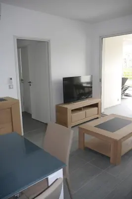 Télévision ou salle de divertissement dans l'établissement Very nice apartment 100 meters Calvi beach