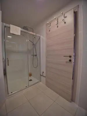 Salle de bains dans l'établissement Duplex rose- Sérénité en Bord de Mer