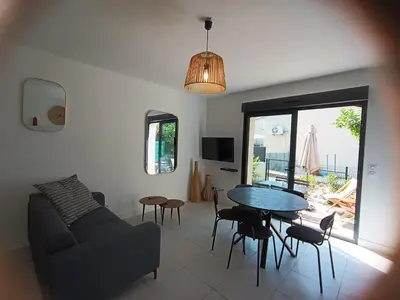 Télévision ou salle de divertissement dans l'établissement Duplex rose- Sérénité en Bord de Mer