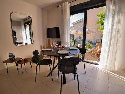 Télévision ou salle de divertissement dans l'établissement Duplex rose- Sérénité en Bord de Mer