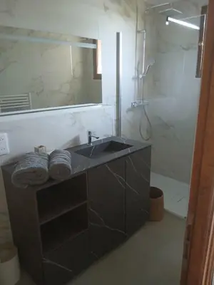 Salle de bains dans l'établissement joli appartement lumio