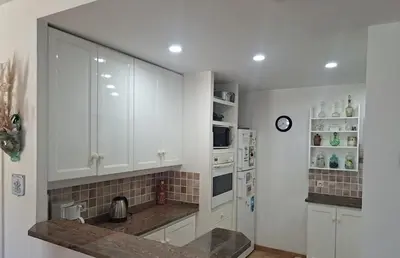 Cuisine ou kitchenette dans l'établissement La Pointe de Sel - Plage a 2 minutes a pied