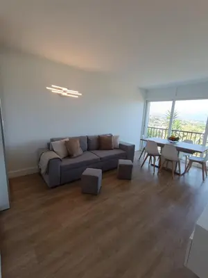 Coin salon dans l'établissement couché de soleil