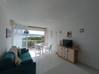 Télévision ou salle de divertissement dans l'établissement studio cosy vue mer