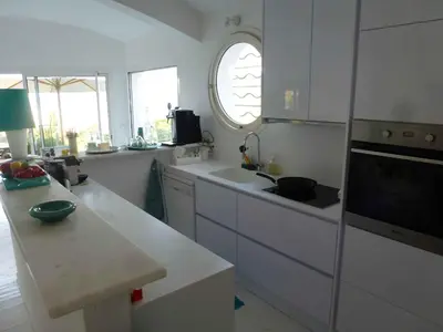 Cuisine ou kitchenette dans l'établissement Sur la plage