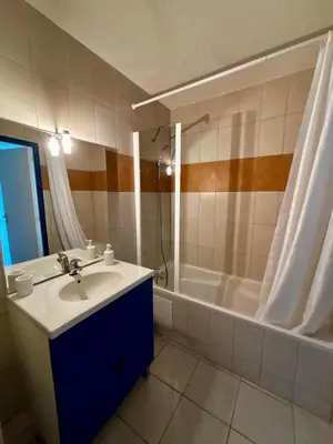 Salle de bains dans l'établissement Cosy studio ensoleillé à Saint-Florent