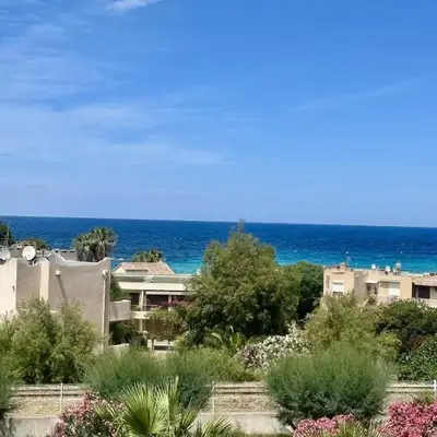 Apartment with sea view and access