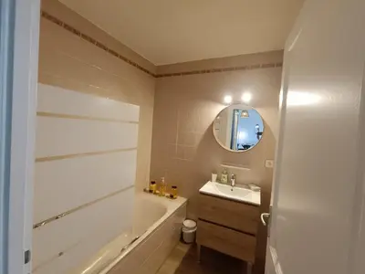 Salle de bains dans l'établissement le contemporain