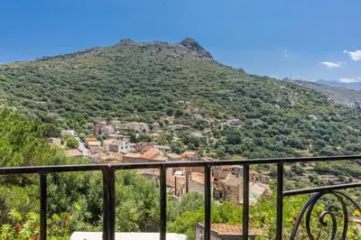 Vue générale sur la montagne ou vue sur la montagne depuis la maison de vacances