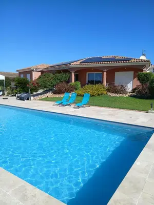 Piscine de l'établissement Chez Rachel chambre et salle bain privative chez l'habitant ou située à proximité