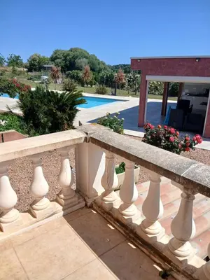 Piscine de l'établissement Chez Rachel chambre et salle bain privative chez l'habitant ou située à proximité