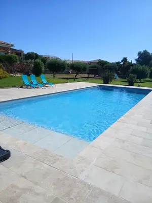 Piscine de l'établissement Chez Rachel chambre et salle bain privative chez l'habitant ou située à proximité