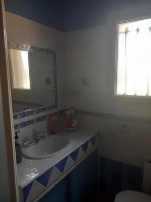 Salle de bains dans l'établissement Chez Rachel chambre et salle bain privative chez l'habitant