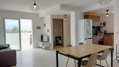 Cuisine ou kitchenette dans l'établissement Duplex T3 neuf de 4 à 6 personnes 5 min à pied du centre et de la plage