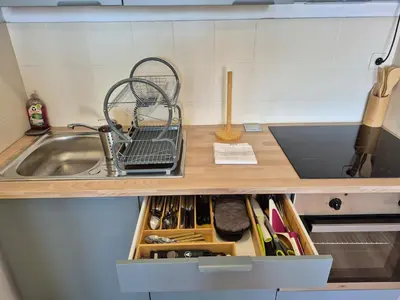 Cuisine ou kitchenette dans l'établissement City center apartment with sea view