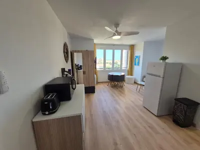 Télévision ou salle de divertissement dans l'établissement City center apartment with sea view