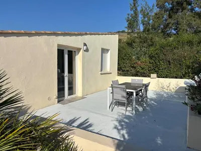 Balcon ou terrasse dans l'établissement T2 climatisé avec piscine