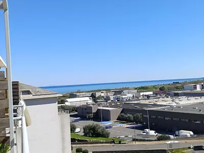 Vue générale sur la mer ou vue sur la mer prise depuis l'appartement