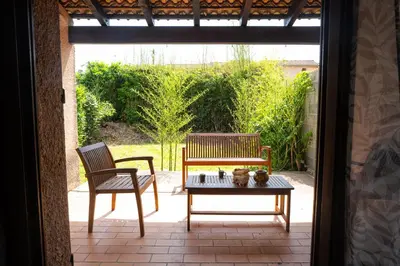 Balcon ou terrasse dans l'établissement maison climatisée fibrée 2 chambres à 9 min à pieds d'une grande plage