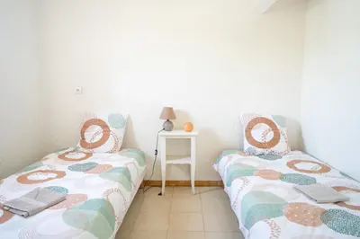Un ou plusieurs lits dans un hébergement de l'établissement maison climatisée fibrée 2 chambres à 9 min à pieds d'une grande plage