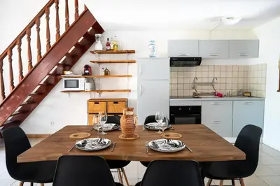 Cuisine ou kitchenette dans l'établissement maison climatisée fibrée 2 chambres à 9 min à pieds d'une grande plage