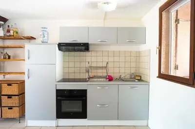 Cuisine ou kitchenette dans l'établissement maison climatisée fibrée 2 chambres à 9 min à pieds d'une grande plage
