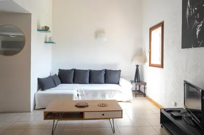 Coin salon dans l'établissement maison climatisée fibrée 2 chambres à 9 min à pieds d'une grande plage