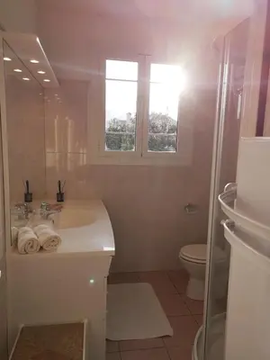 Salle de bains dans l'établissement Le cœur de saint Florent