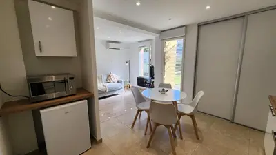 Cuisine ou kitchenette dans l'établissement Charmant T2 Centre Ile Rousse