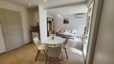 Coin salon dans l'établissement Charmant T2 Centre Ile Rousse