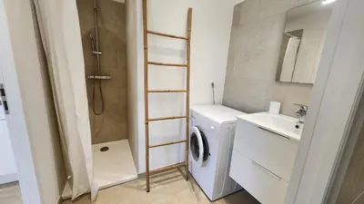 Salle de bains dans l'établissement Charmant T2 Centre Ile Rousse